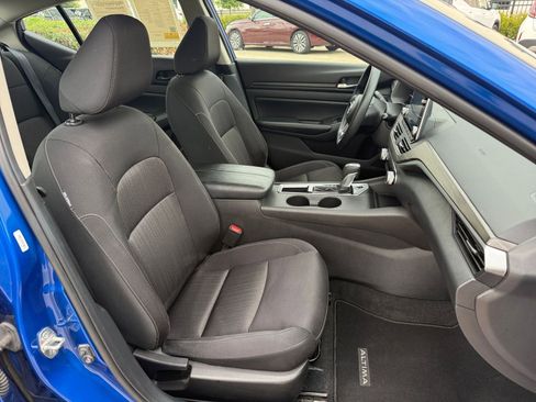 Used 2025 Nissan Altima 2.5 SV FWD image 37