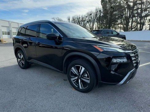 Used 2024 Nissan Rogue SL image 2