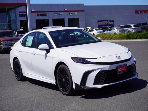 New 2026 Toyota Camry SE image 1