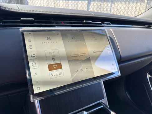 New 2025 Land Rover Range Rover Long Wheelbase SE image 13