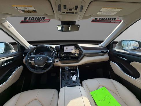 Used 2022 Toyota Highlander XLE image 12