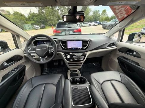Used 2024 Chrysler Pacifica Touring-L FWD image 13