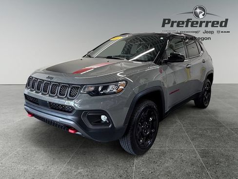 Used 2023 Jeep Compass Trailhawk w/ Trailhawk Convenience Group AWD/4WD image 10