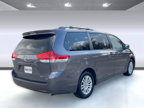 Used 2013 Toyota Sienna XLE image 8