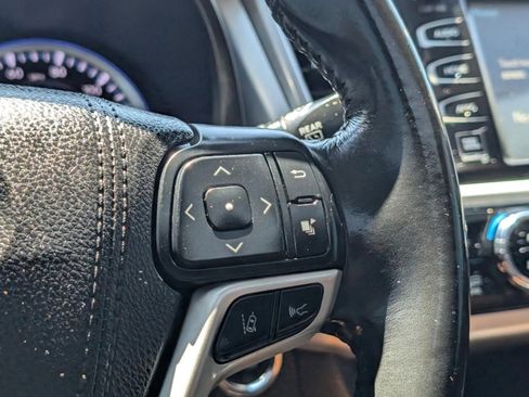 Used 2017 Toyota Highlander Limited image 24