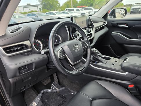 Used 2023 Toyota Highlander XLE FWD image 15