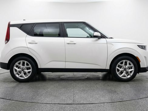 Used 2025 Kia Soul LX w/ LX Technology Package FWD image 11