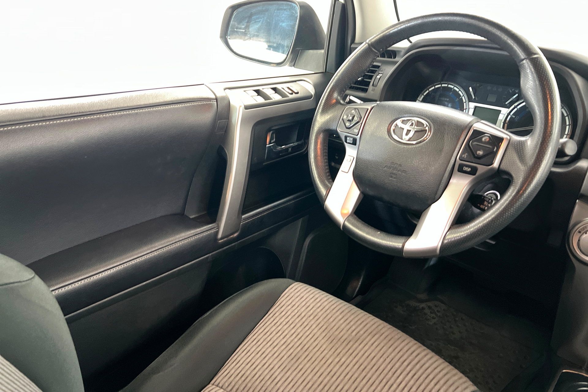 Used 2018 Toyota 4Runner SR5 AWD/4WD image 12