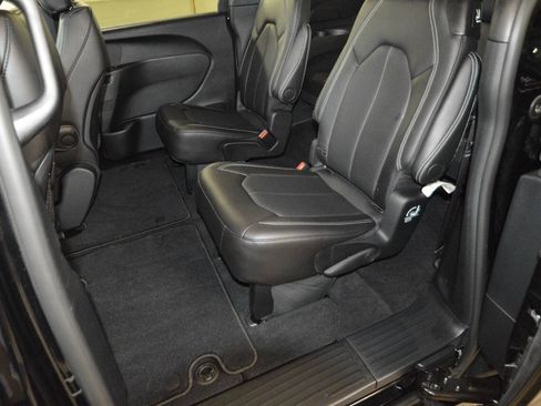 Used 2025 Chrysler Pacifica Select AWD/4WD image 26