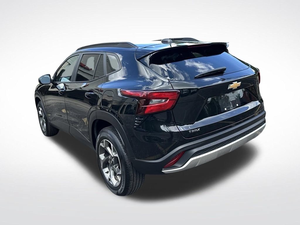 Used 2024 Chevrolet Trax LT w/ Driver Confidence Package FWD image 3