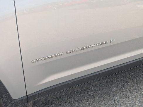 Used 2023 Jeep Grand Cherokee L Limited AWD/4WD image 10