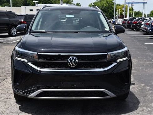 Certified 2023 Volkswagen Taos SE w/ Panoramic Sunroof Package AWD/4WD image 4