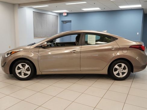 Used 2015 Hyundai Elantra SE image 2