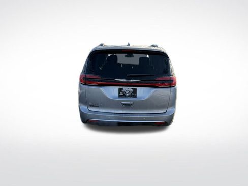 Used 2021 Chrysler Pacifica Touring-L image 6