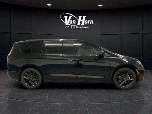 New 2026 Chrysler Pacifica Select w/ S Appearance Package FWD image 2
