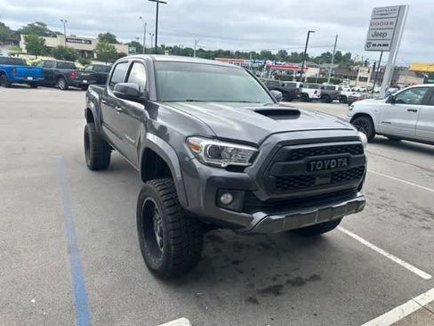 Used 2017 Toyota Tacoma TRD Sport w/ Tow Package (A/T) AWD/4WD image 16