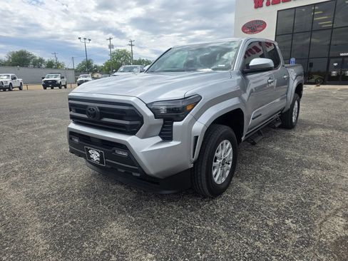 Used 2025 Toyota Tacoma SR5 image 3