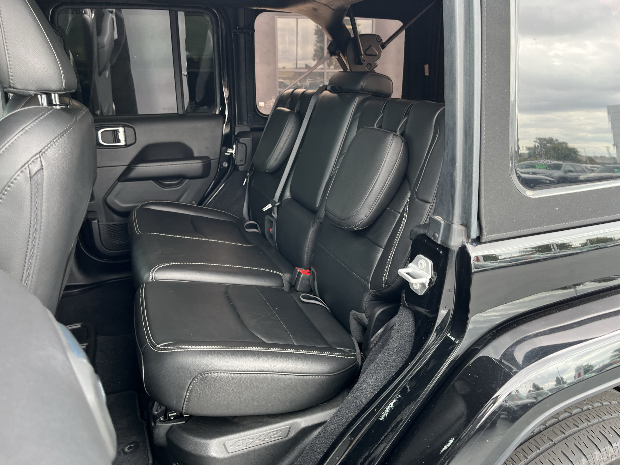 Used 2022 Jeep Wrangler Unlimited Sahara w/ Cold Weather Group AWD/4WD image 33