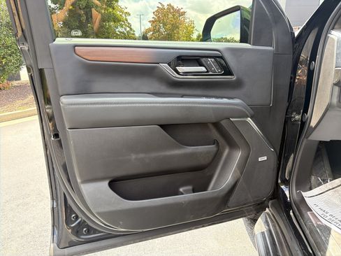 Used 2025 GMC Yukon Denali AWD/4WD image 16