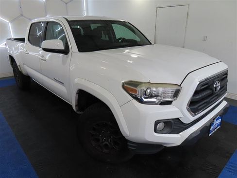 Used 2017 Toyota Tacoma SR5 w/ Tow Package image 6