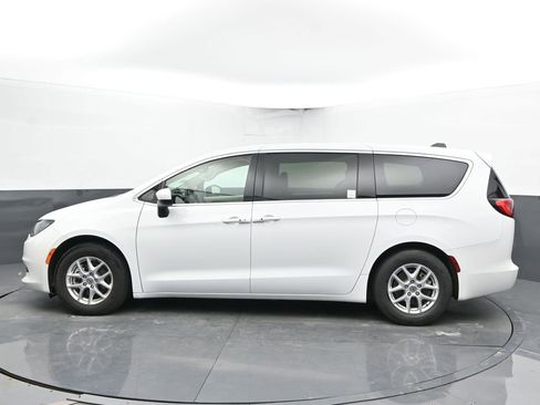 Used 2023 Chrysler Voyager LX image 8