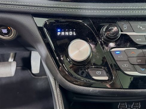 Used 2025 Chrysler Pacifica Limited image 20