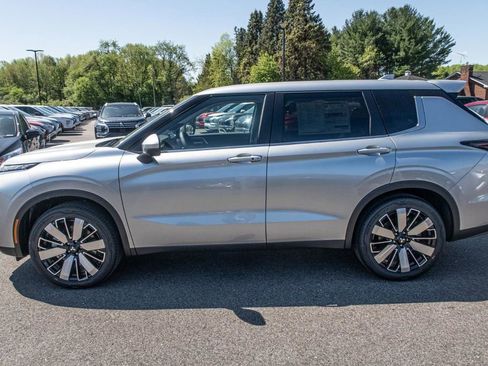 New 2025 Mitsubishi Outlander AWD image 3