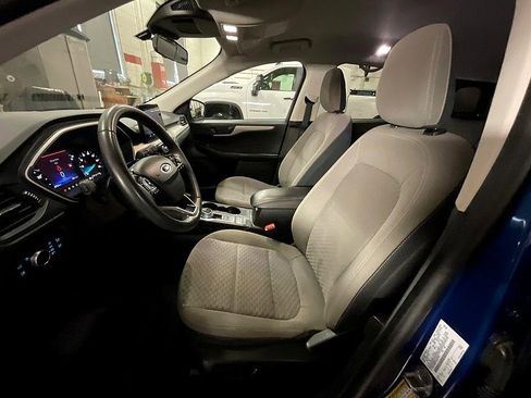 Used 2022 Ford Escape SE w/ SE Sport Appearance Package image 4