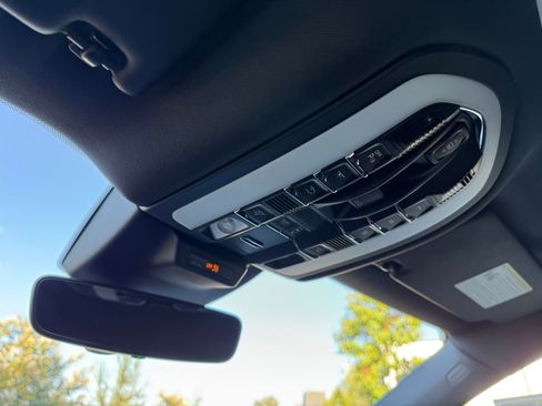 Used 2025 Porsche Macan AWD/4WD image 17