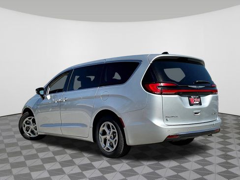 Used 2024 Chrysler Pacifica Limited FWD image 4