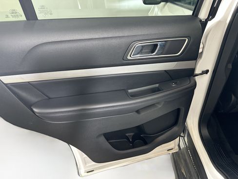 Used 2017 Ford Explorer XLT w/ Equipment Group 202A FWD image 26