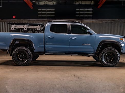 Used 2019 Toyota Tacoma TRD Off-Road w/ Technology Package AWD/4WD image 11