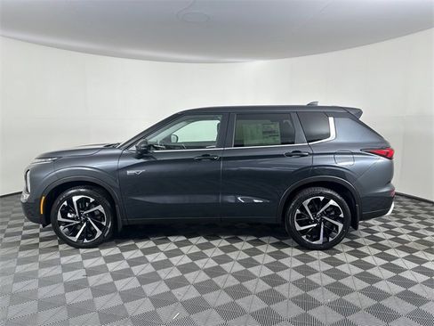 New 2025 Mitsubishi Outlander SE image 3