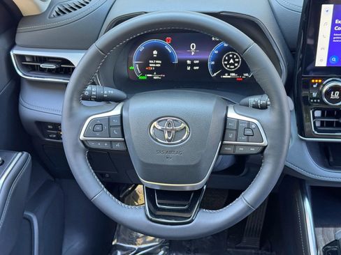 Used 2025 Toyota Highlander Platinum AWD/4WD image 21