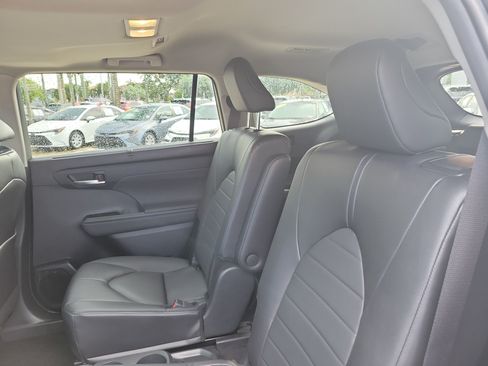 Used 2024 Toyota Highlander XLE AWD/4WD image 16