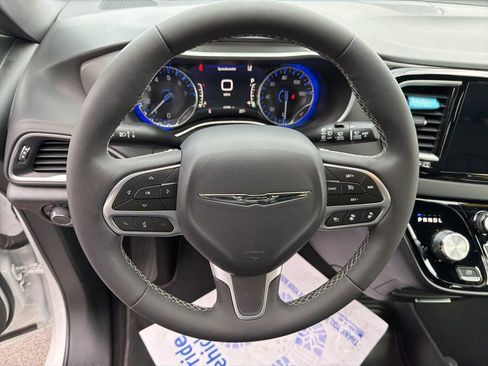 Used 2025 Chrysler Voyager LX image 18