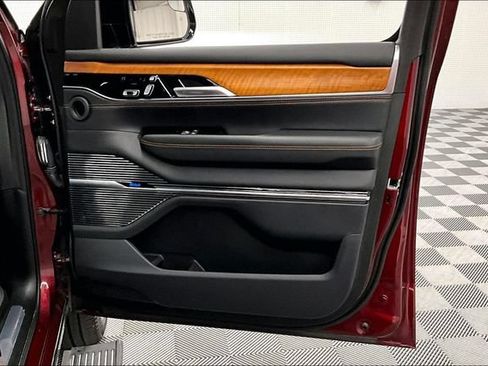 Used 2025 Jeep Grand Wagoneer L Series III w/ Rear-Seat Entertainment Group AWD/4WD image 21