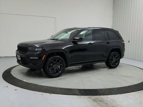 New 2025 Jeep Grand Cherokee Limited w/ Trailer Tow Package AWD/4WD image 3