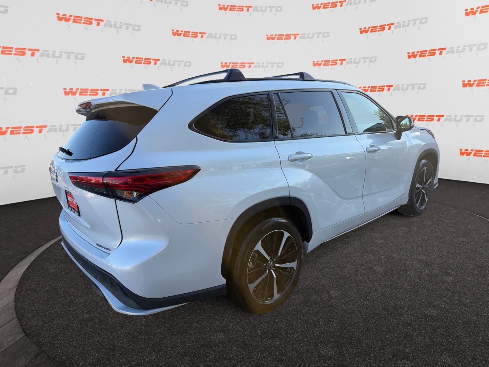 Used 2022 Toyota Highlander XSE AWD/4WD image 5