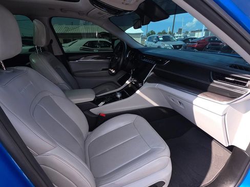 Used 2022 Jeep Grand Cherokee Overland AWD/4WD image 12