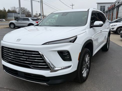 Used 2025 Buick Enclave Preferred image 9