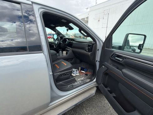 Used 2025 GMC Sierra 2500 AT4 w/ Technology Package AWD/4WD image 5