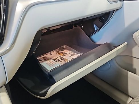 Used 2022 Volvo XC60 B5 Momentum image 30