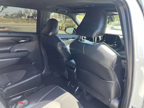 Used 2021 Toyota Highlander XSE FWD image 14