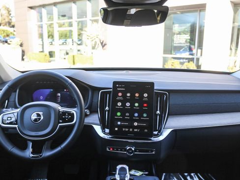 Used 2025 Volvo XC90 B5 Plus image 13