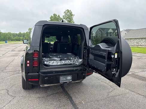 New 2025 Land Rover Defender 130 X-Dynamic SE image 9