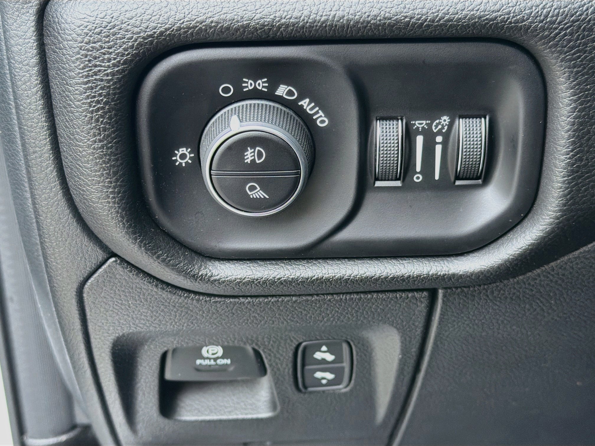 Used 2025 RAM 1500 Big Horn RWD image 33