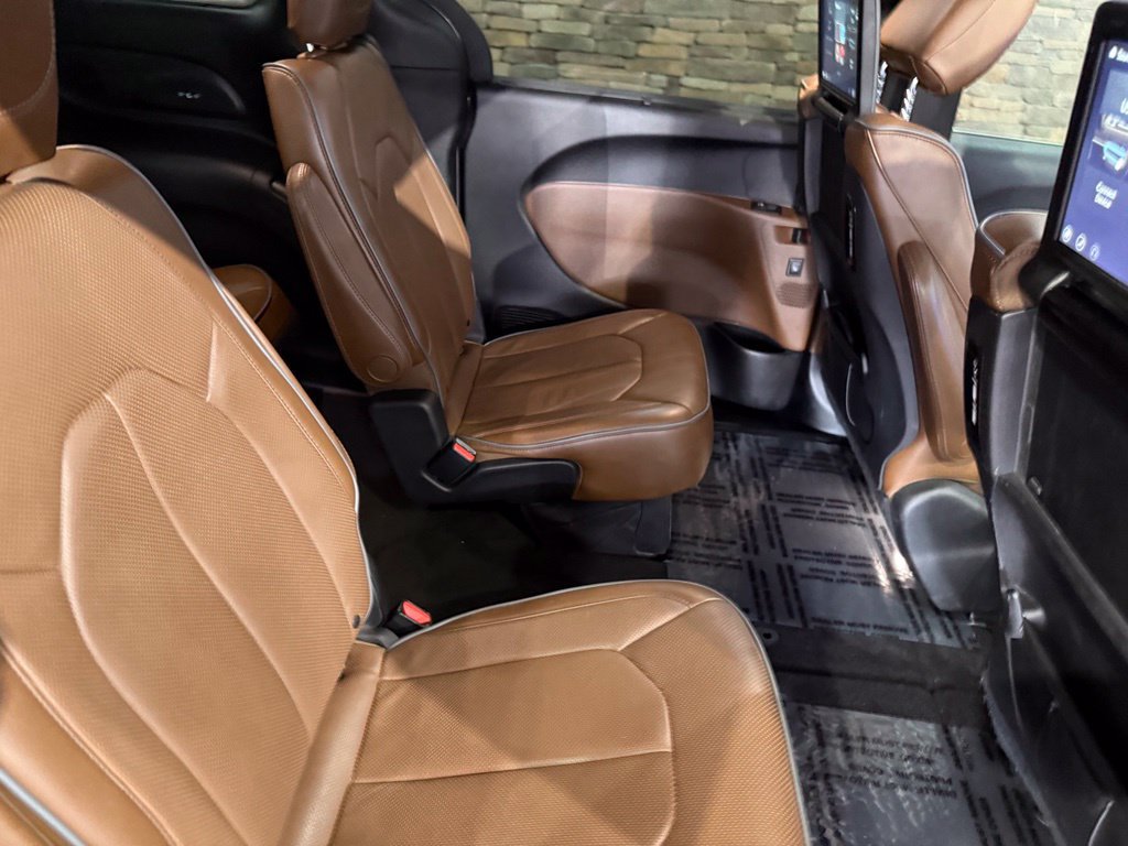 Used 2017 Chrysler Pacifica Limited w/ UConnect Theater Package FWD image 38