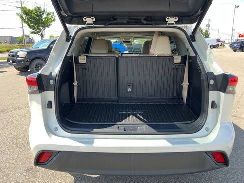 Used 2021 Toyota Highlander XLE AWD/4WD image 29