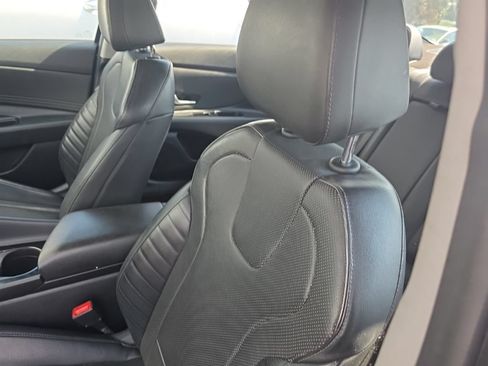 Used 2022 Hyundai Elantra Limited FWD image 3